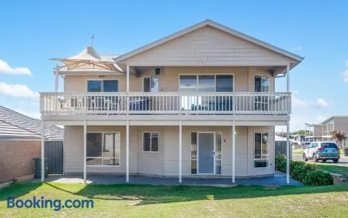 Rocks Beach House Victor Harbor - Image 1