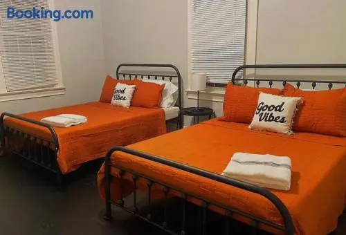 Sleeps 16 Ideal For Groups 12 Beds Pittsburgh - Image 1