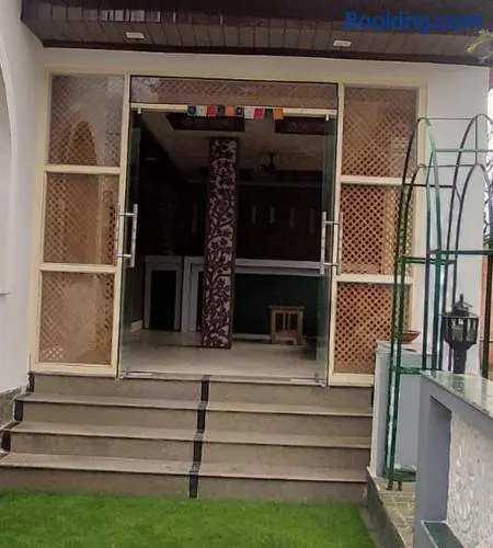 Hotel Silver Inn Srinagar - Image 1