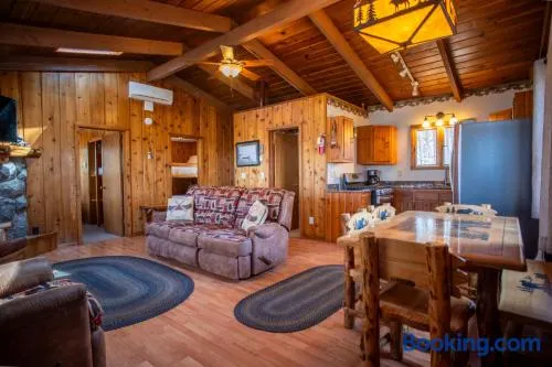Stylishly 2 Bedroom House - Traditional Cabin - Lake View - Smart TV - CB05 - Image 1