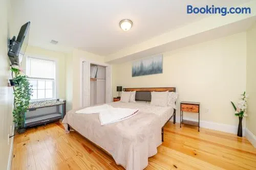 Bright 3BR Quincy Townhouse w Laundry, Bathtub & Near Red Line 41 - Image 1