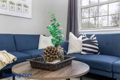 Queen Bed Apt in West Hartford - Image 1