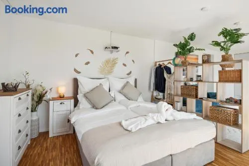 ReMo I Business I Family Apartment I 1-4 Personen - Aare Blick, nahe Altstadt I Beamer - 99" Leinwand I Terrassen Lounge und Parkplatz - Image 1