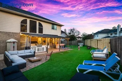 Luxury vacation house that has it all & close to everything - Image 1