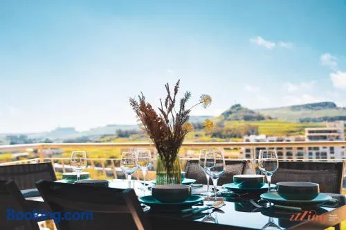 Glamorous Apartment with Panoramic Green Views - Image 1