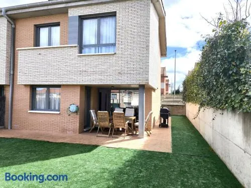 Unifamiliar con jardín, piscina, tenis y pádel - Image 1