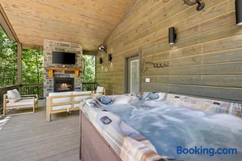The Rustic Repose - Hot Tub - BBQ - Pets - Image 1