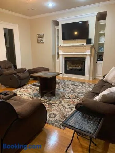 Luxury, modern, homely 4 bedroom house, close to city center, hospitals and shopping centers - Image 1