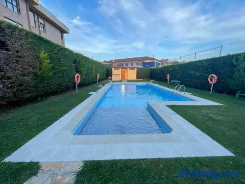 Apartamento con piscina en Saron - Image 1