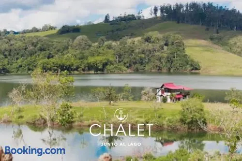 Chalet junto al lago con muelle privado - Image 1