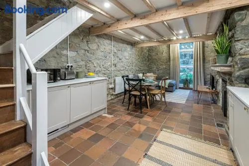Cheerful 2 bedroom cottage with garden - Image 1