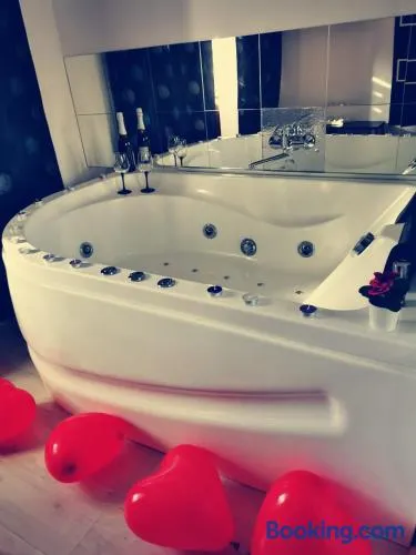 Iasi Jacuzzi Apartment E - Image 1