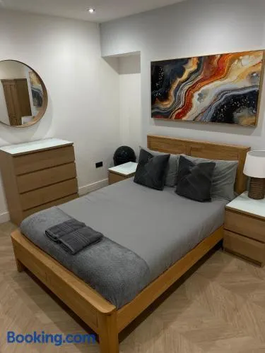 Hendham Rooms - Near Etihad Stadium, CoOp Live Arena, National Cycling Centre & 24 Hour Asda - Image 1