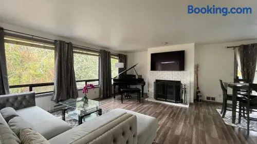 Remodeled, Spacious, Modern Retreat 5 BR, 3BA, 2KIT - Image 1