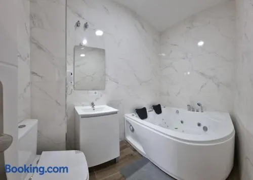 Mini Estudio JACUZZI DOBLE SEVILLA "POLIGONO INDUSTRIAL" - Image 1