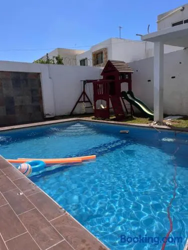Casa completa, 4 dormitorios, 7 camas dobles, 4 sofá cama, 3 baños 1 en planta baja, cocina equipada, consola Arcade, asador, juguetes para niños, plancha, secadora, cafetera, etc, fraccionamiento privado, zona de vías rápidas y toallas - Image 1