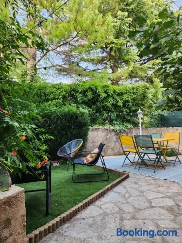 Petite maison avec jardin au centre du village - Image 1