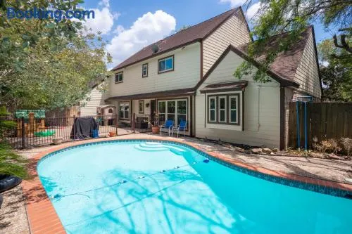 Spacious and quiet 4 bed 3 and a half bath home away from home in Katy Texas - Image 1