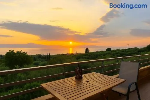 Spacious Cottage - Panoramic Sea & Mountain Views - Image 1