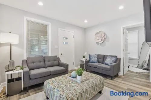 Cozy Chic 4BD 2BA Home in St Charles - Image 1