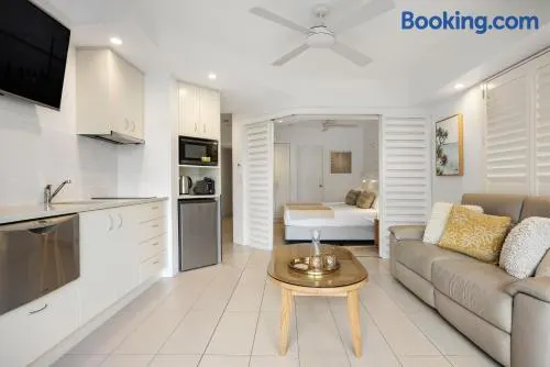 King Suite, Steps to Main Beach - Image 1