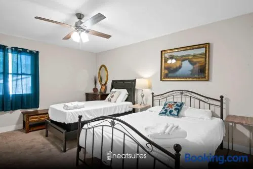 Spacious 6BR Near Ark! Ample Parking, 3 Full Baths - Image 1