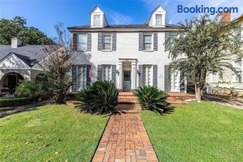 The Montgomery Manor - 5 Bedroom 4 Bath with Pool and Garage - Image 1