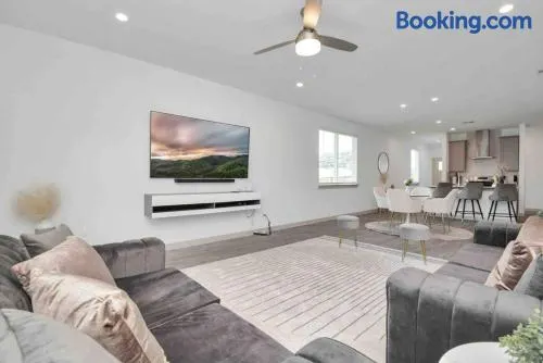 4Bedroom Escape - Near Med Center With Backyard - Image 1