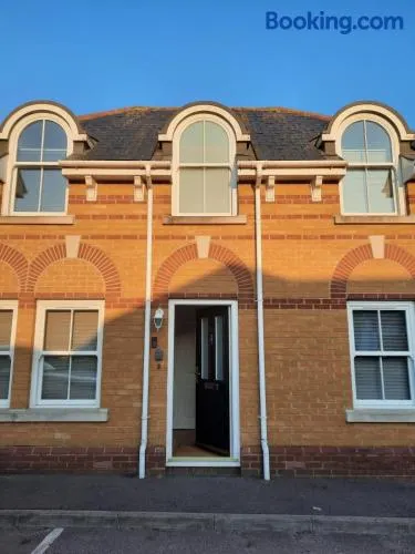 Detached, dog friendly, sleeps 4, near the station - Image 1