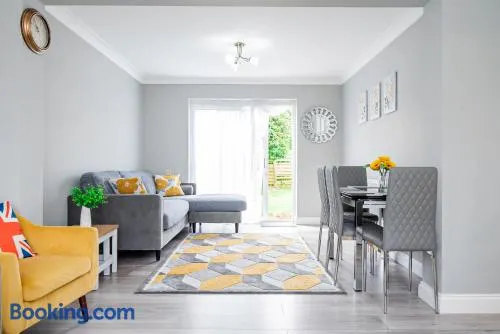 Stunning Place, close to Windsor & Heathrow & Private Parking - Image 1