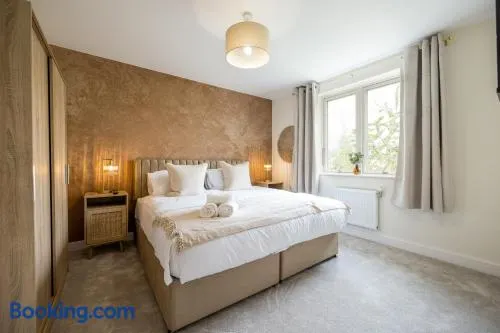 Modern Comfort 2 Bedrooms with parking - Image 1
