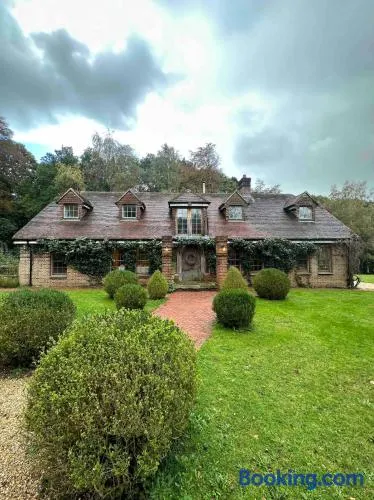 Elegant Hampshire Countryside Stay - Image 1