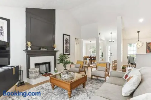 Sophisticated 3 Bedroom Retreat-Near Six Flags - Image 1