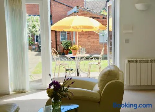 glastonbury town garden house - Image 1
