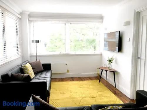 Spacious Tourist and Family Friendly 3-Bed 2-Bath, Trendy Fitzrovia W1 by Oxford Street Sleeps 6 - Image 1