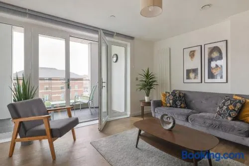 2-Bedroom Modern apt with Gym, roof terrace, Free Parking and 3 min walk to train st - Image 1