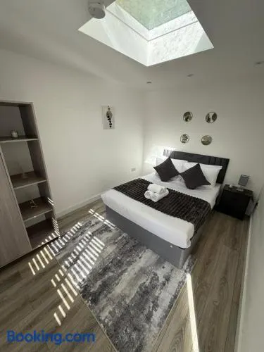 Modern guest house Free Parking - Image 1