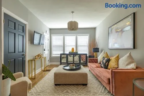 Red Robin Rentals - Wicker Park - Image 1