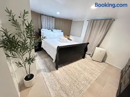 Aura Stays -Cozy Queen Room - Shared Bathroom- Self Check in-NEAR EWR - Image 1