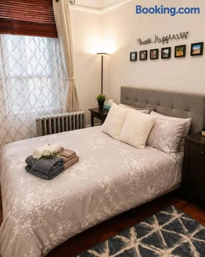 Stylish Private Br Near Manhattan - Astoria Nyc - Image 1