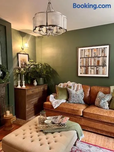 6 Luxury home near family park Pet friendly - Image 1