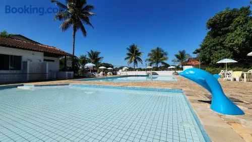 Duplex com Hidro em Condomínio Luxo com 3 Praias - Image 1
