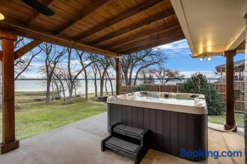 Cosy Waterfront Home - Image 1