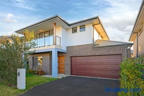 The Pond sweet 4 br home by Coles with garage&WiFi - Image 1