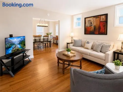 Modern Milford Getaway-Near Cincinnati Sleeps 6 - Image 1