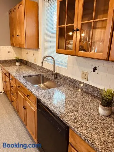 Quiet Two Bedroom in Convenient Location - Image 1