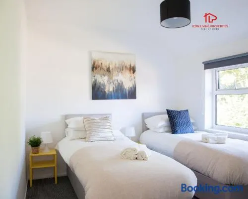 Contractor Base 4-Bedrooms Sleeps 7 Near Liverpool - Image 1
