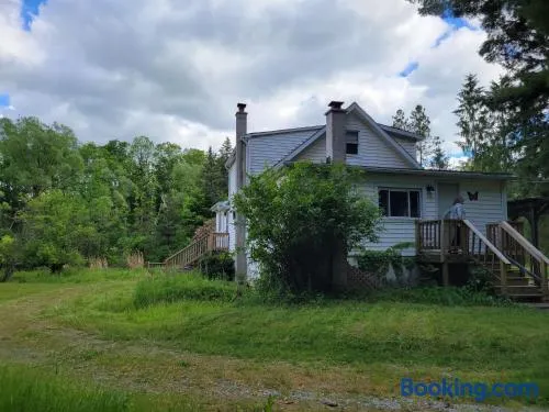 Wine and roses farm house - Image 1