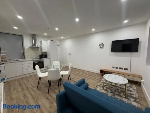 Cozy 1-BDR Apartment with Free parking, sleeps 4 - Image 1