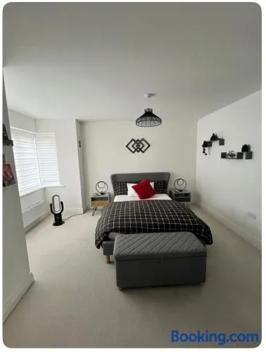 Bedroom in West Sussex with locks,Private Bathroom & Free Parking - Image 1